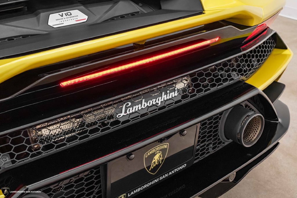 Used 2020 Lamborghini Huracan EVO RWD image 19
