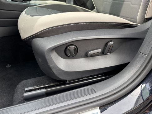 Used 2025 Volkswagen Taos SE image 22