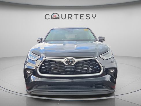 Used 2022 Toyota Highlander XLE AWD/4WD image 4