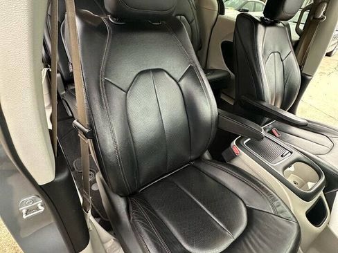 Used 2018 Chrysler Pacifica Touring-L Plus image 19