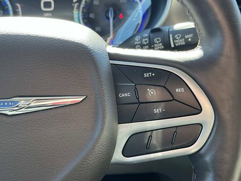 Used 2018 Chrysler Pacifica Touring-L Plus image 18