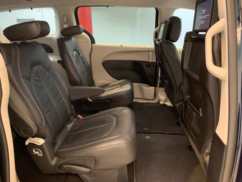 Used 2022 Chrysler Pacifica Touring-L w/ Uconnect Theater Family Group image 51