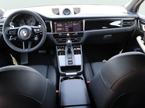 Certified 2025 Porsche Macan AWD/4WD image 19