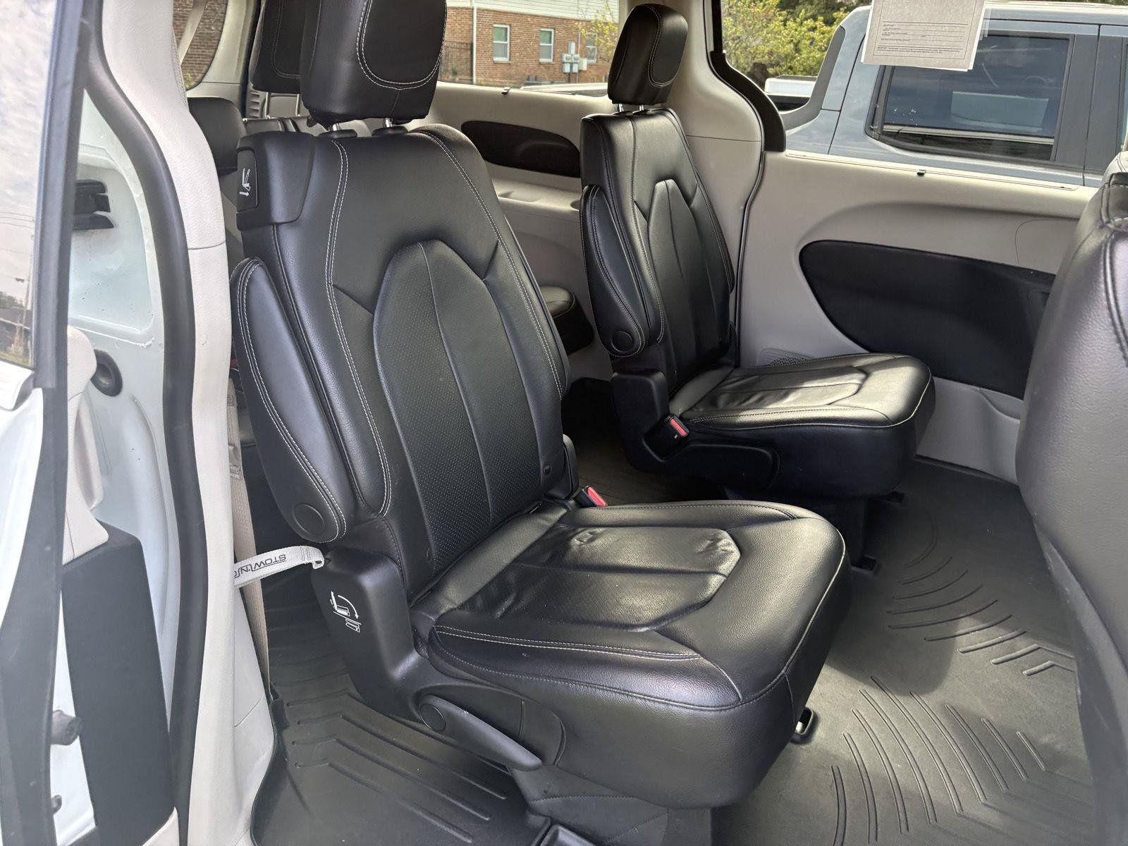 Used 2022 Chrysler Pacifica Touring-L AWD/4WD image 10