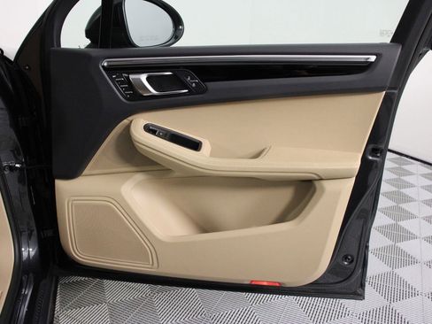 Certified 2021 Porsche Macan image 23