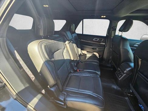Used 2018 Ford Explorer Platinum image 17