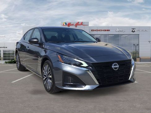 Used 2025 Nissan Altima 2.5 SV FWD image 7