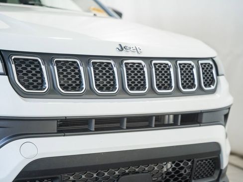 Used 2023 Jeep Compass Latitude image 14