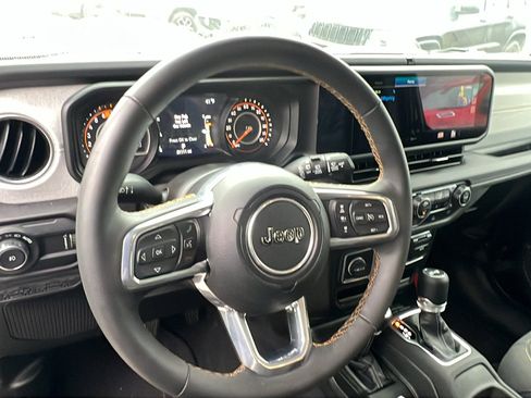 Used 2025 Jeep Wrangler Sahara image 24
