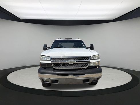 Used 2005 Chevrolet Silverado 3500 LS w/ Heavy-Duty Power Package AWD/4WD image 2