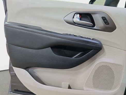 Used 2023 Chrysler Pacifica Touring-L FWD image 24