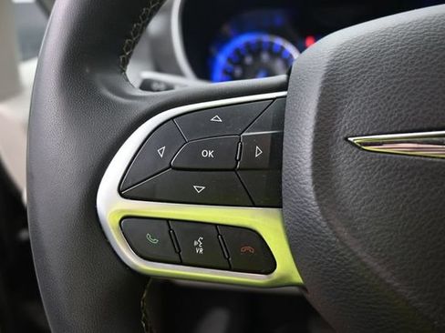 Used 2024 Chrysler Pacifica Touring-L FWD image 17