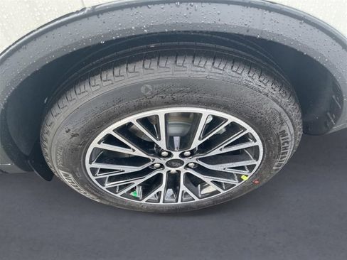 New 2025 Ford Escape SE image 9