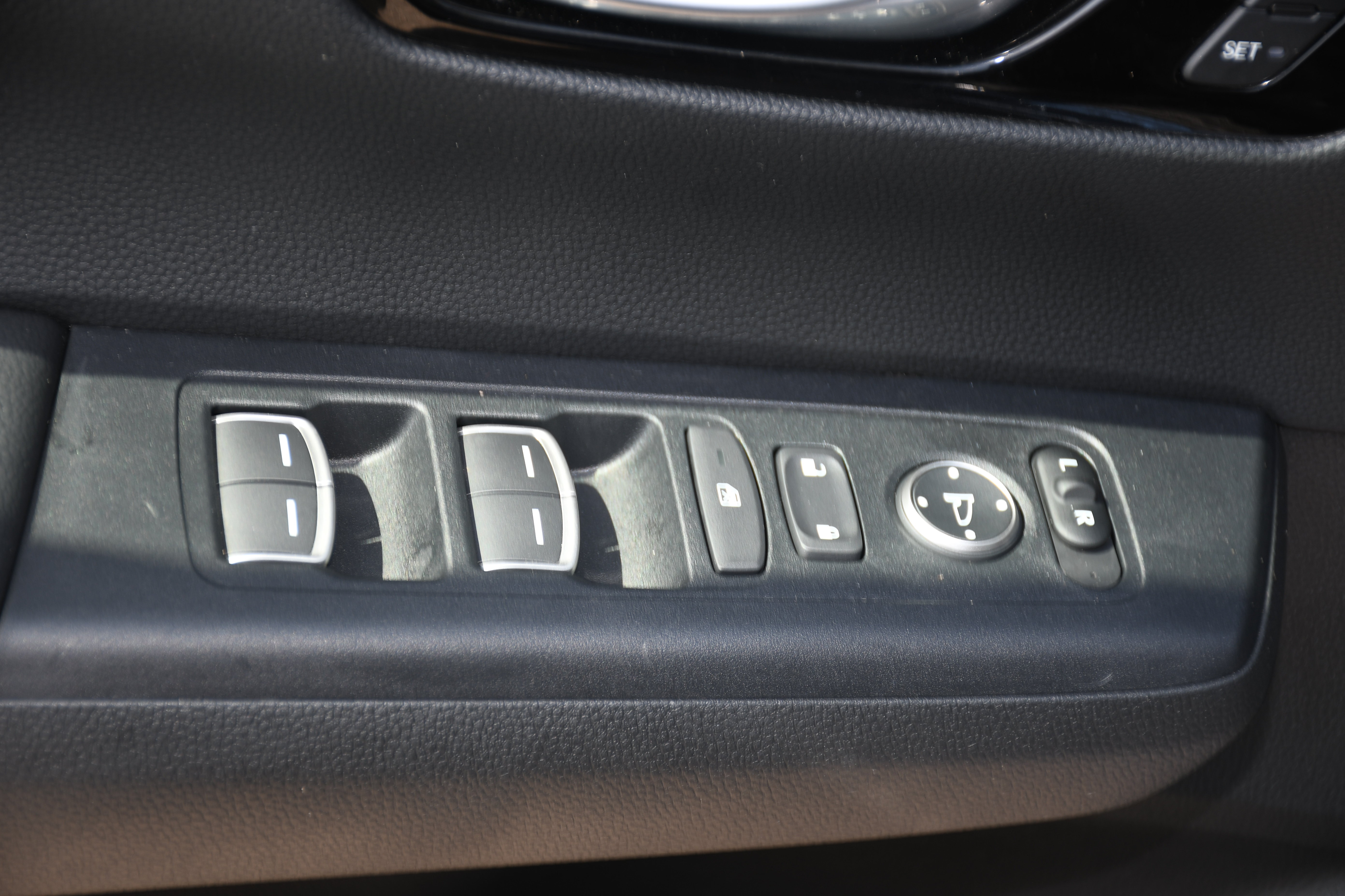 Used 2025 Honda CR-V EX-L image 11