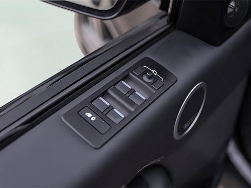 Used 2024 Land Rover Discovery Metropolitan Edition image 27