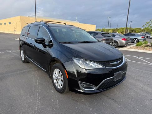 Used 2019 Chrysler Pacifica Touring-L image 3