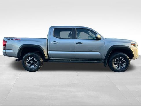 Used 2017 Toyota Tacoma TRD Off-Road image 6