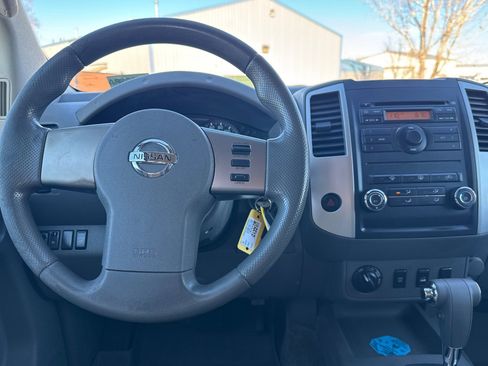 Used 2010 Nissan Frontier SE image 11