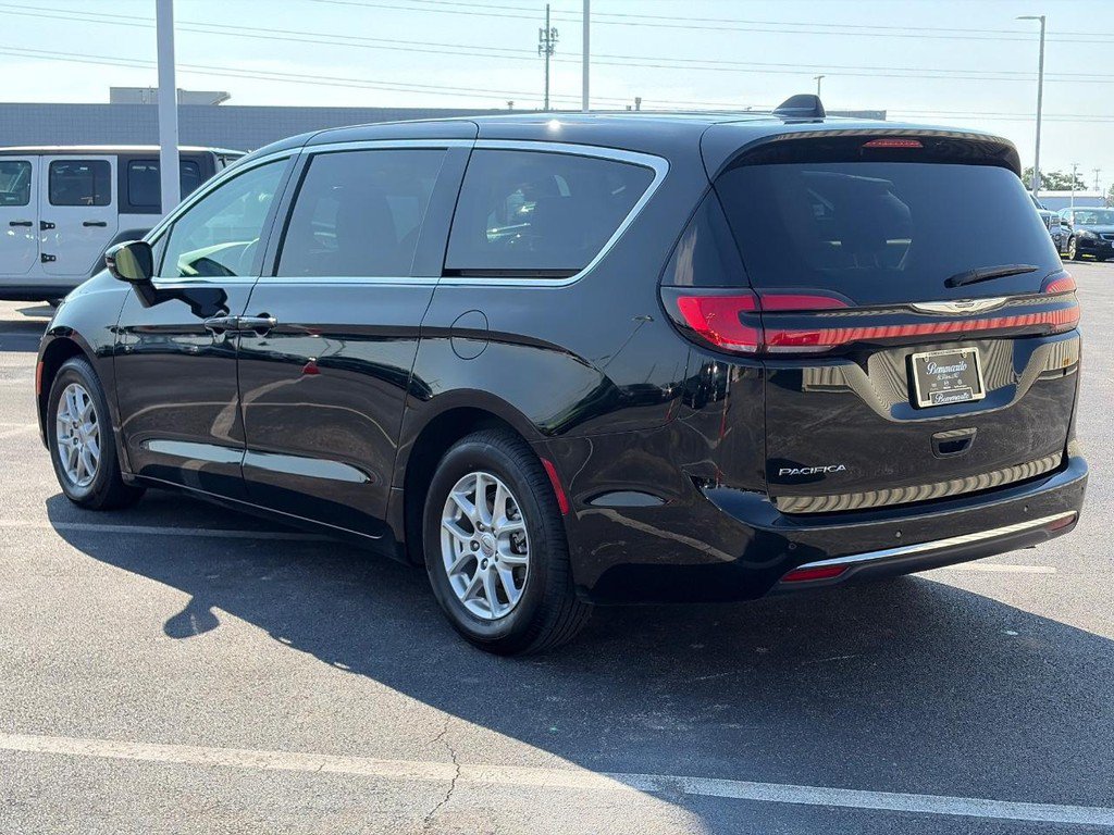 Used 2024 Chrysler Pacifica Touring-L FWD image 8