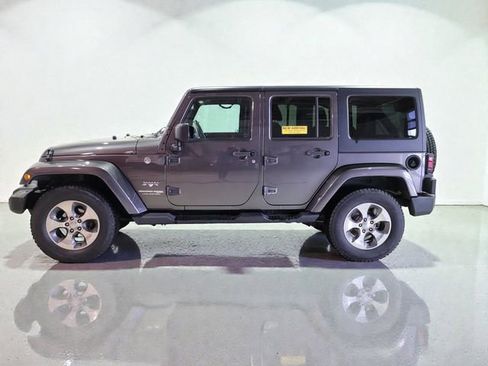 Used 2018 Jeep Wrangler Unlimited Sahara w/ Connectivity Group image 18