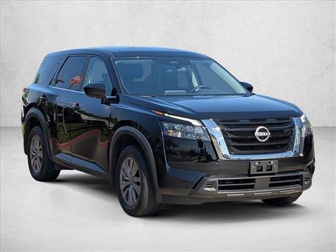 Used 2024 Nissan Pathfinder S FWD image 3