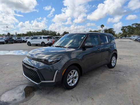 Certified 2025 Kia Soul LX w/ LX Technology Package FWD image 4