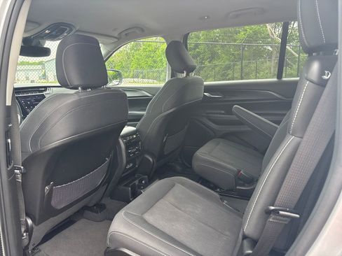 Used 2023 Jeep Grand Cherokee L Laredo RWD image 12