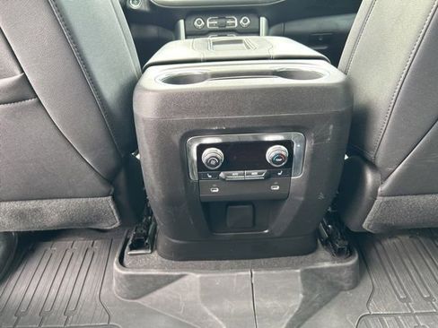 Used 2023 GMC Yukon SLT w/ SLT Premium Package AWD/4WD image 9