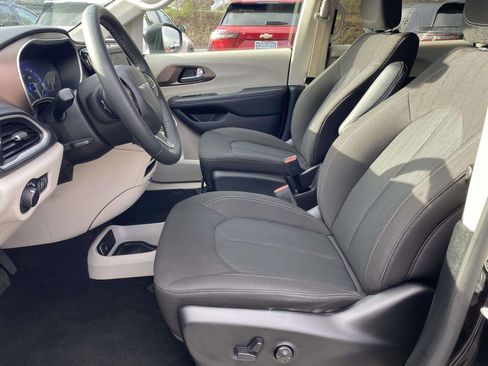 Used 2023 Chrysler Voyager LX image 12
