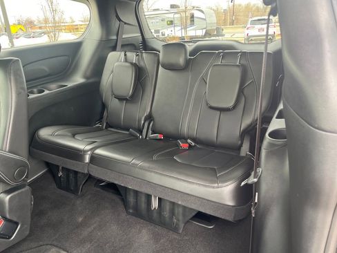 Used 2025 Chrysler Pacifica Select image 30