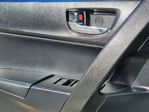 Used 2018 Toyota Corolla SE w/ SE Premium Package FWD image 11