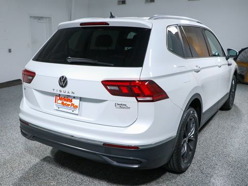Used 2023 Volkswagen Tiguan SE w/ Panoramic Sunroof Package FWD image 7