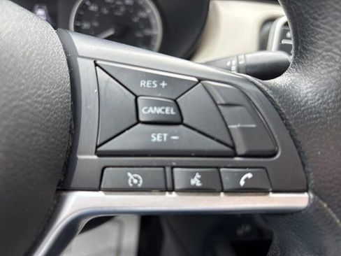 Used 2022 Nissan Versa SV FWD image 31