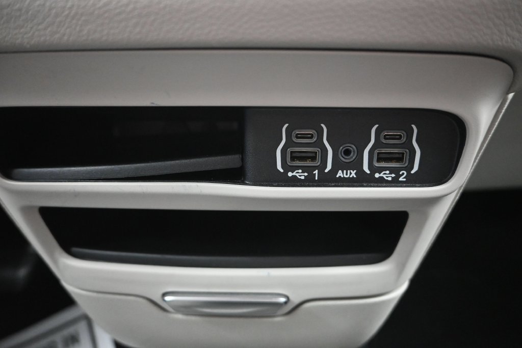 Used 2023 Chrysler Pacifica Touring-L FWD image 21