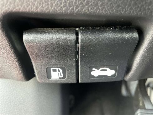 Used 2021 Nissan Rogue Sport S image 18