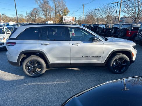 New 2025 Jeep Grand Cherokee Limited w/ Black Appearance Package AWD/4WD image 7