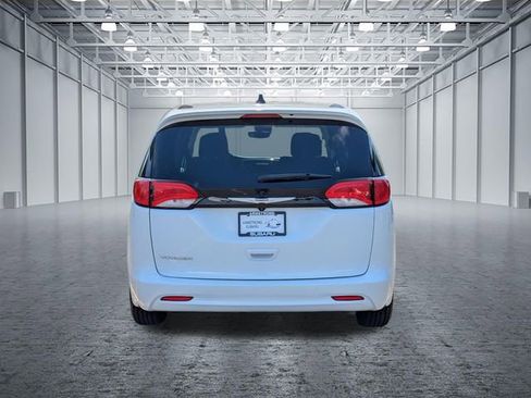 Used 2023 Chrysler Voyager LX FWD image 4