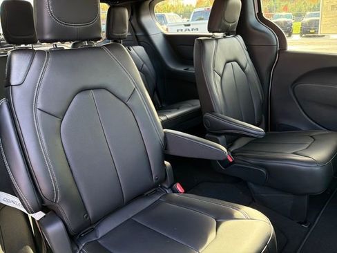 New 2026 Chrysler Pacifica Select image 22
