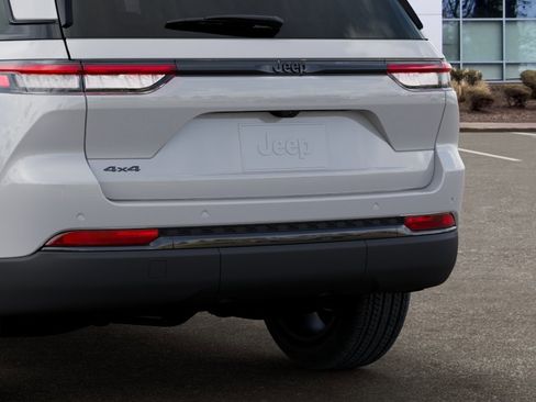 New 2025 Jeep Grand Cherokee Altitude AWD/4WD image 13