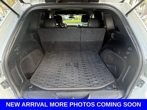 Used 2019 Jeep Grand Cherokee Laredo RWD image 14