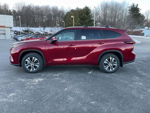 New 2026 Toyota Highlander XLE image 2
