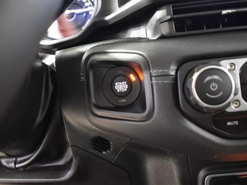 Used 2025 Jeep Wrangler Unlimited Sahara AWD/4WD image 18