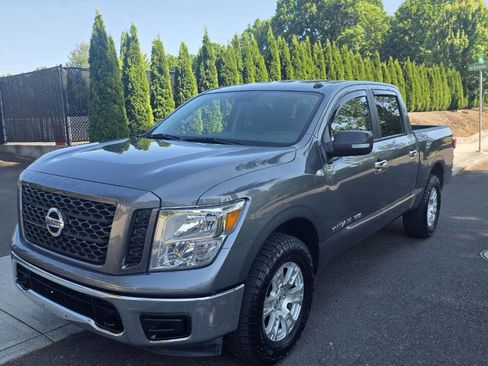 Used 2019 Nissan Titan SV image 1