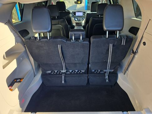 Used 2023 Chrysler Pacifica Touring-L FWD image 31