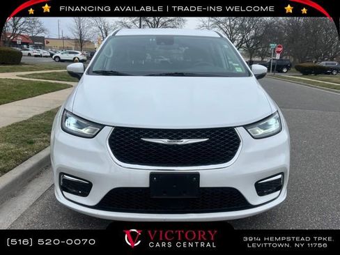 Used 2023 Chrysler Pacifica Touring-L image 2