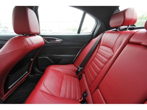 Used 2022 Alfa Romeo Giulia Veloce RWD image 12