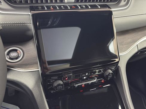 New 2025 Jeep Grand Cherokee Limited image 11