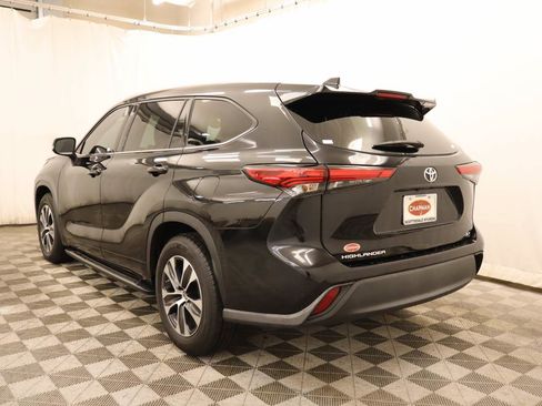 Used 2021 Toyota Highlander XLE FWD image 3