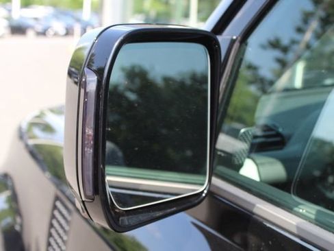 Used 2024 Land Rover Defender 110 SE image 13