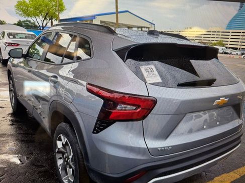 Used 2025 Chevrolet Trax LT w/ LT Convenience Package image 6